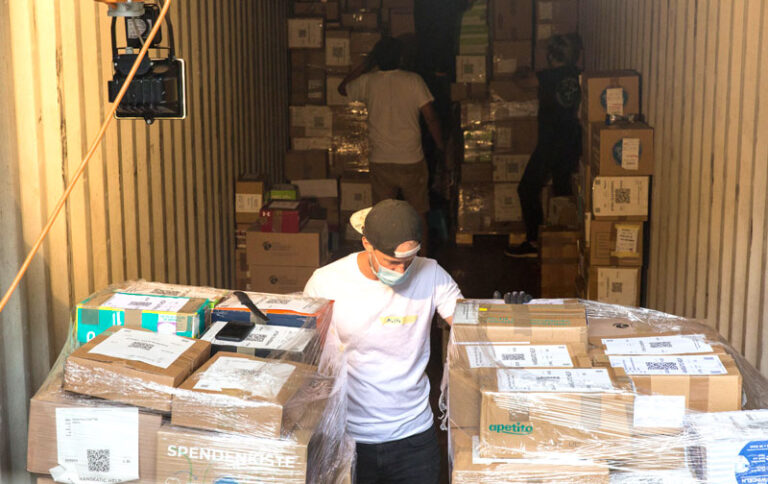 Blick in einen Container von Hanseatic Help mit Hilfspaketen